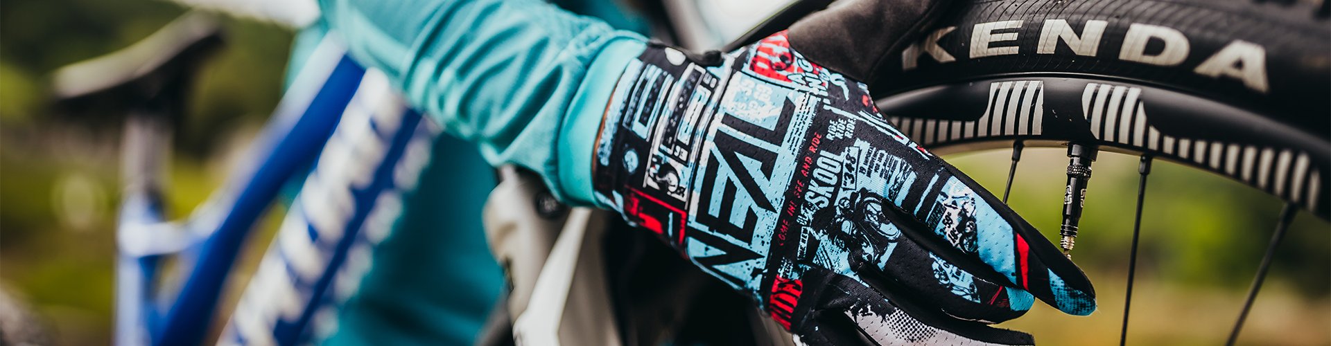 CYCLING GLOVES